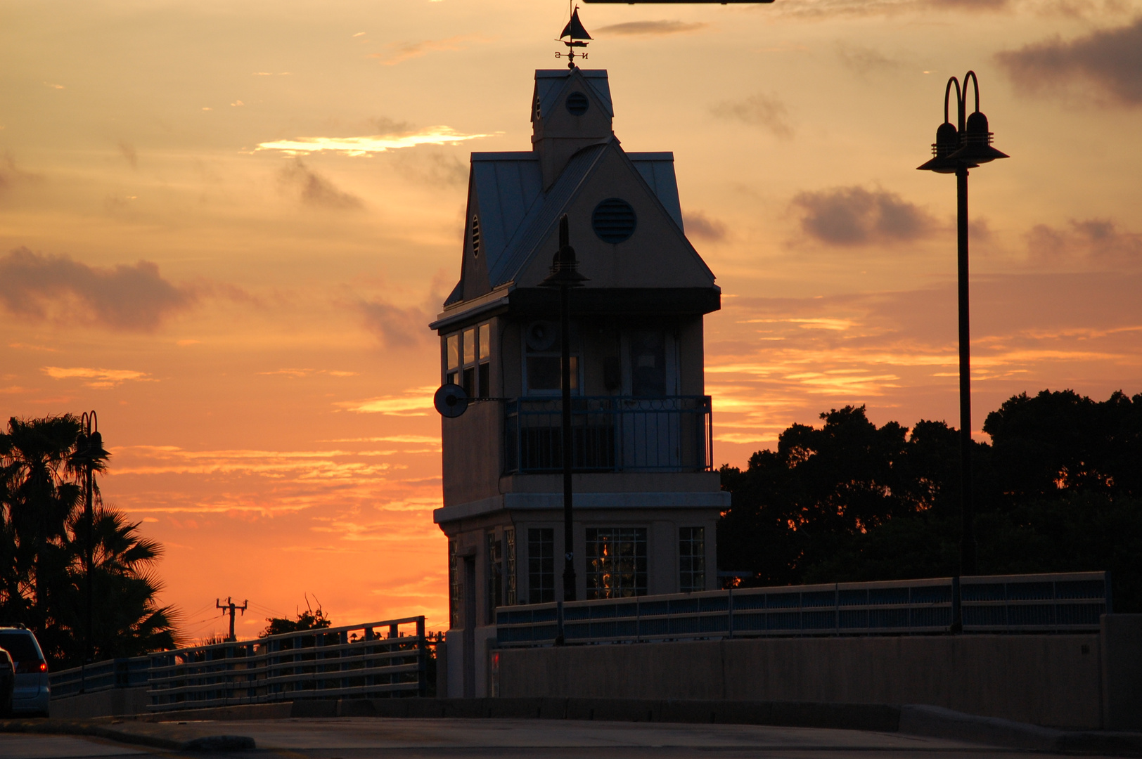 Brückenturm in der Abendsonne