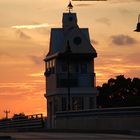 Brückenturm in der Abendsonne