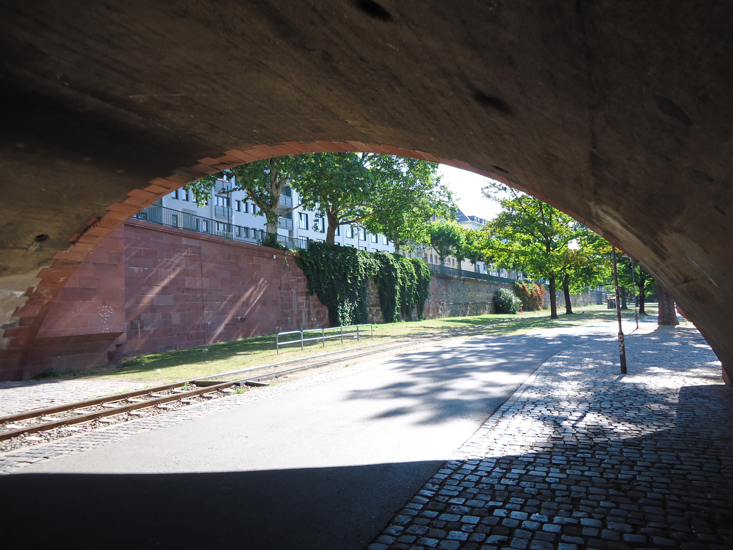 Brücke/Tunnel-Licht/Schatten