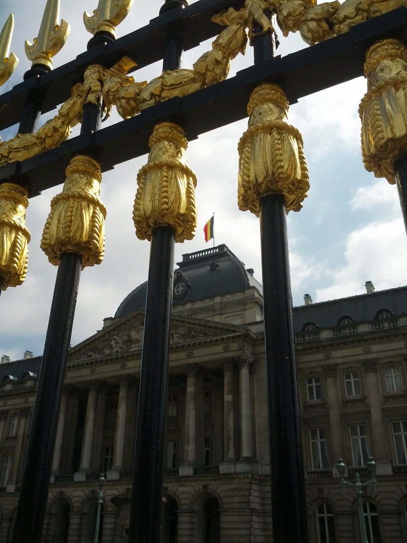 Brüssel - Königspalast in goldene Gitter gesperrt