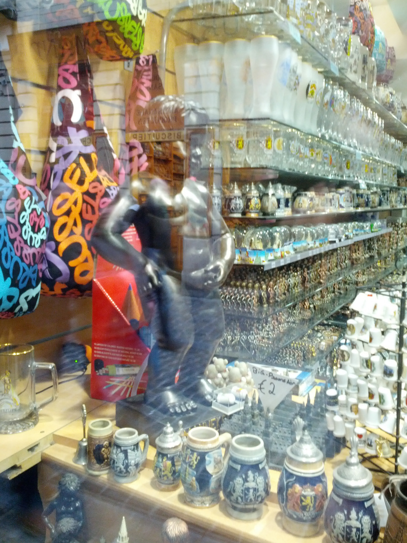 Brüssel - Schaufenster mit Manneken Pis