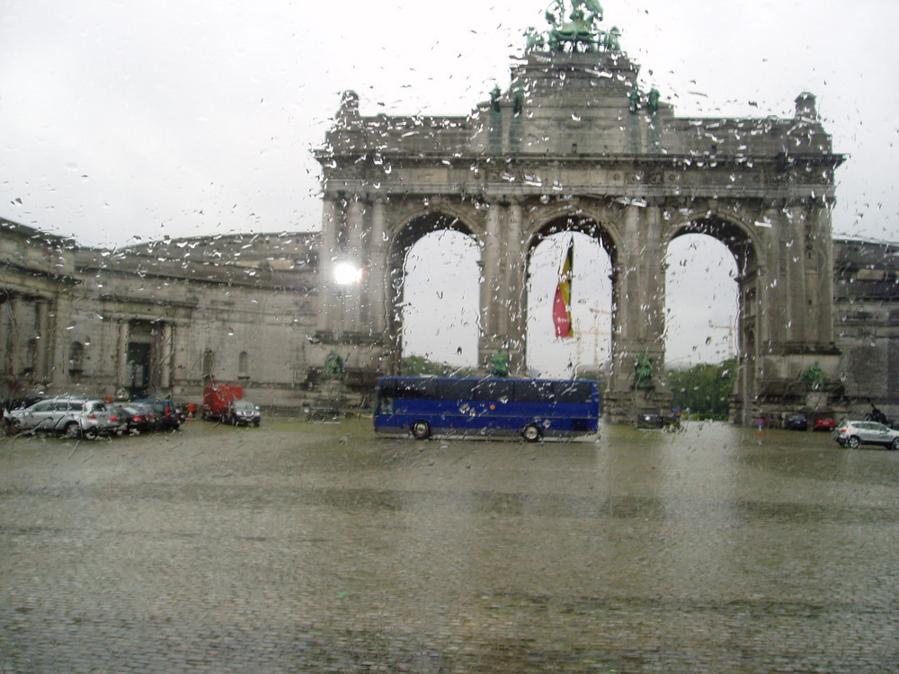 Brüssels Triumpfbogen im Regen