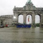 Brüssels Triumpfbogen im Regen