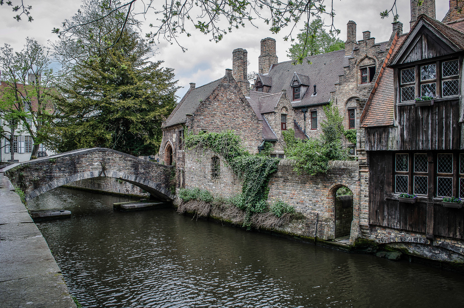 Bru?gge altes Haus mit Brücke