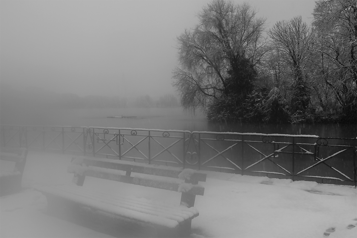 brume et neige sur le lac d'Annecy