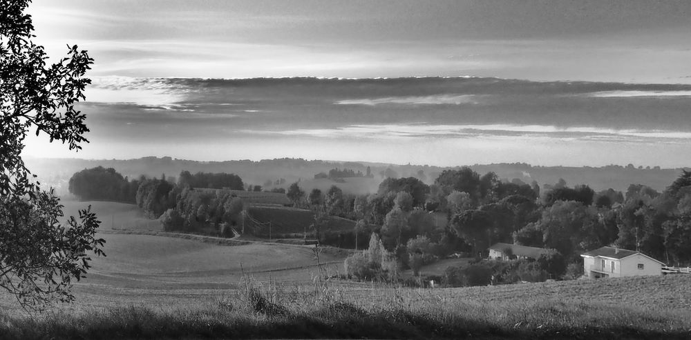 Brume et nuages au soleil couchant