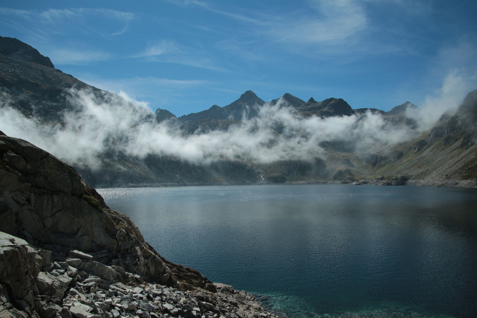 brume flottante sur le lac d'Artouste