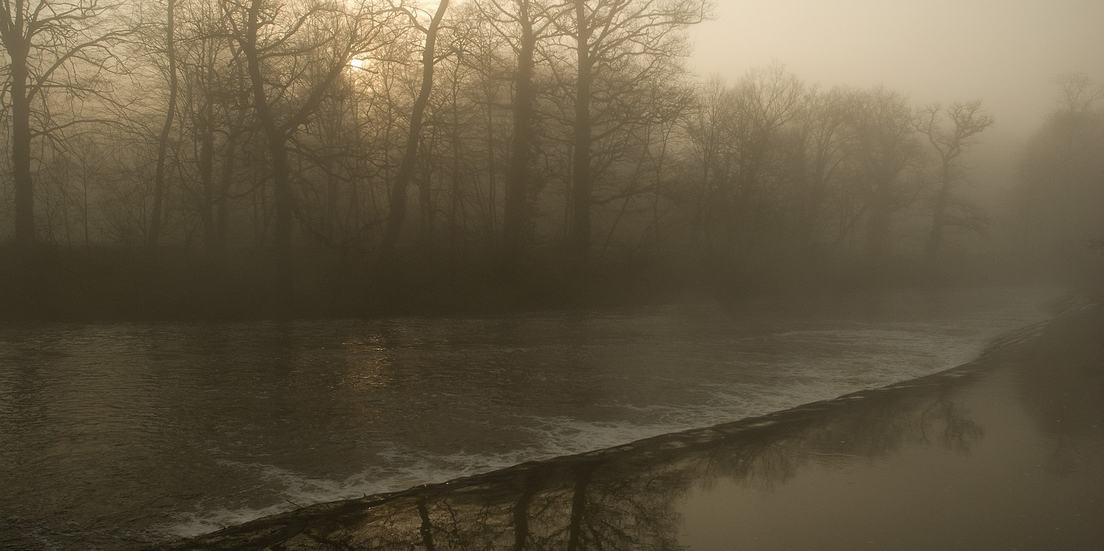 brume matinale sur le barrage (Limousin)