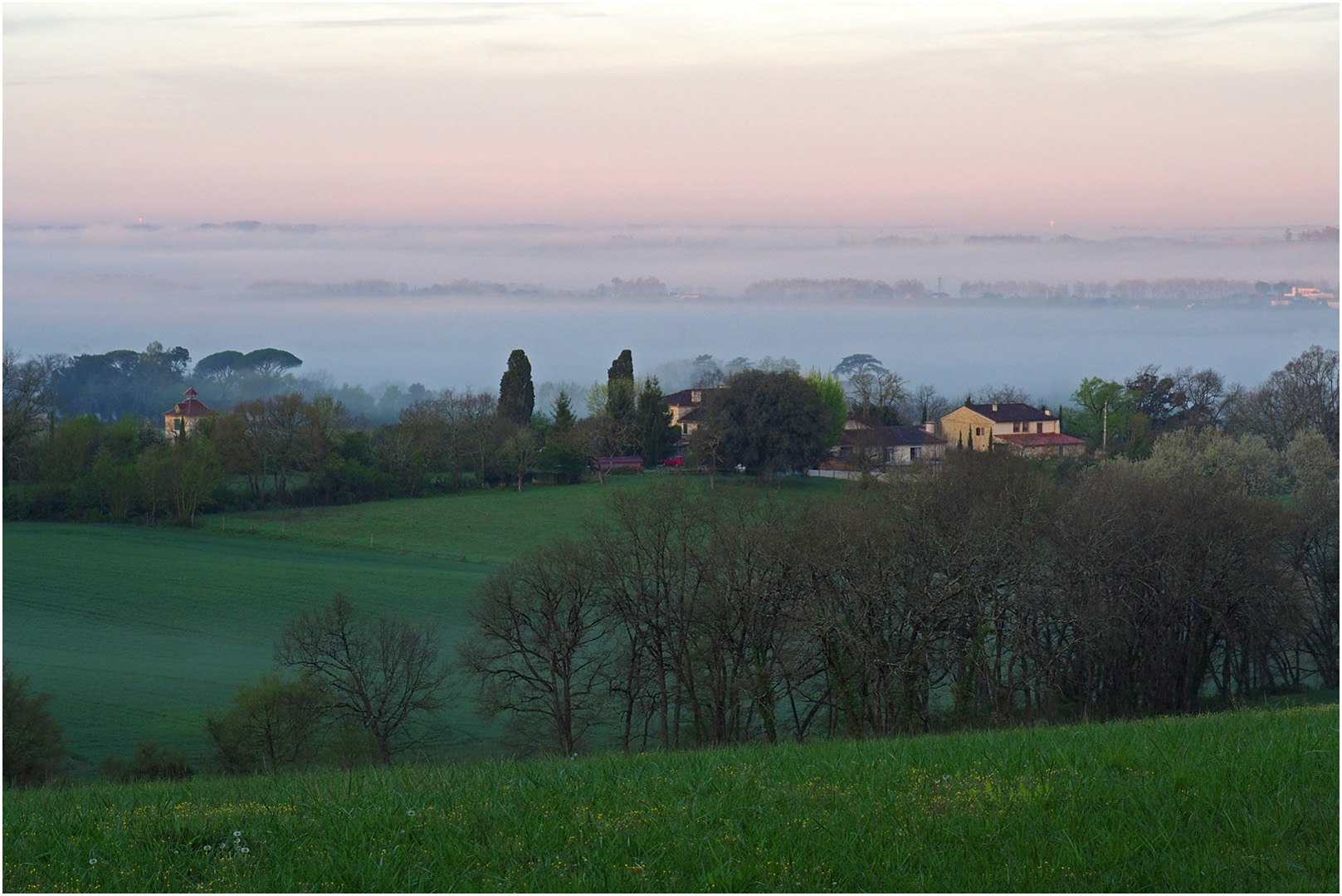 Brume printanière sur la vallée de la Baïse au lever du jour