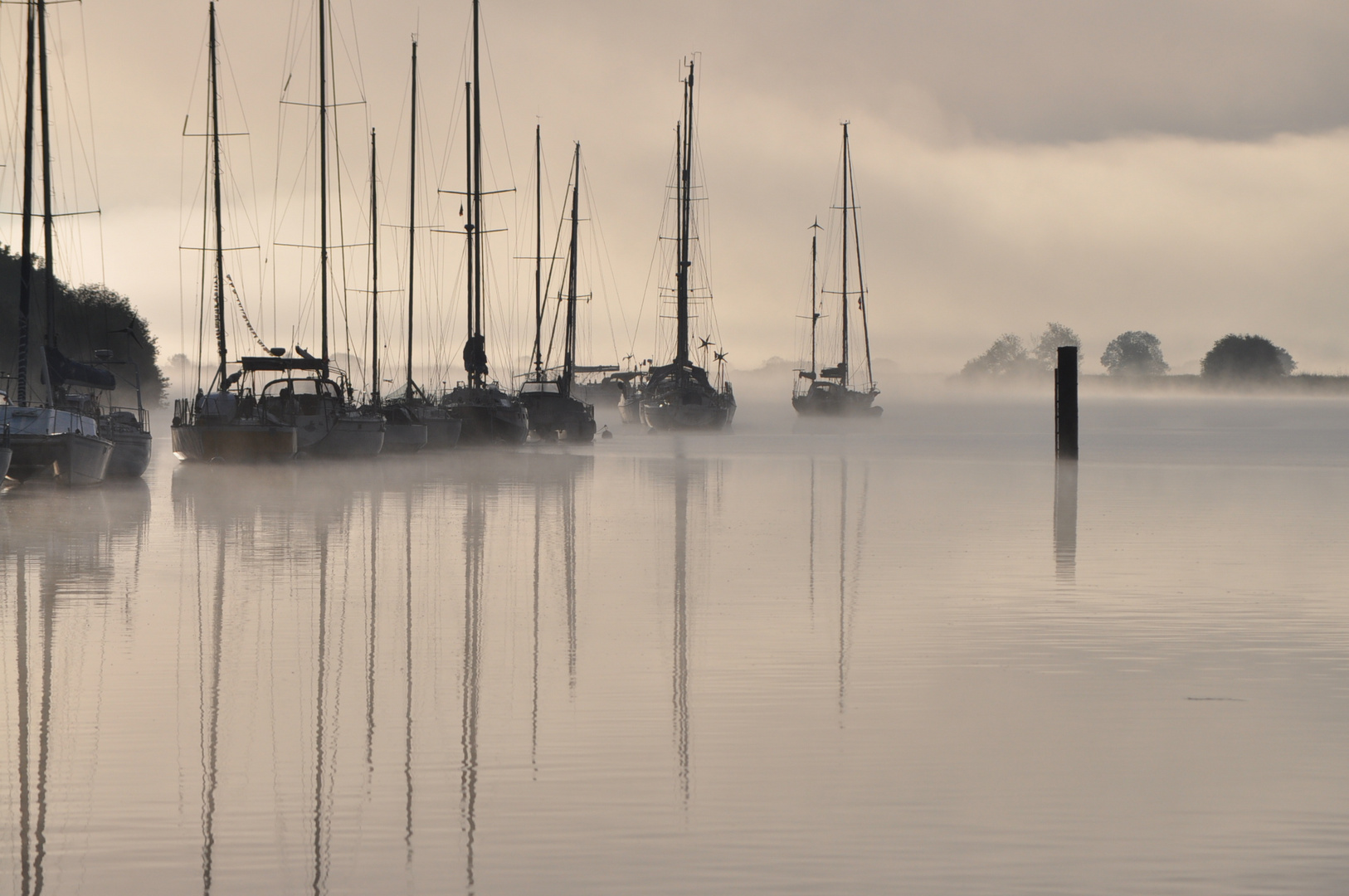 Brume rosée du matin sur le port de Foleux