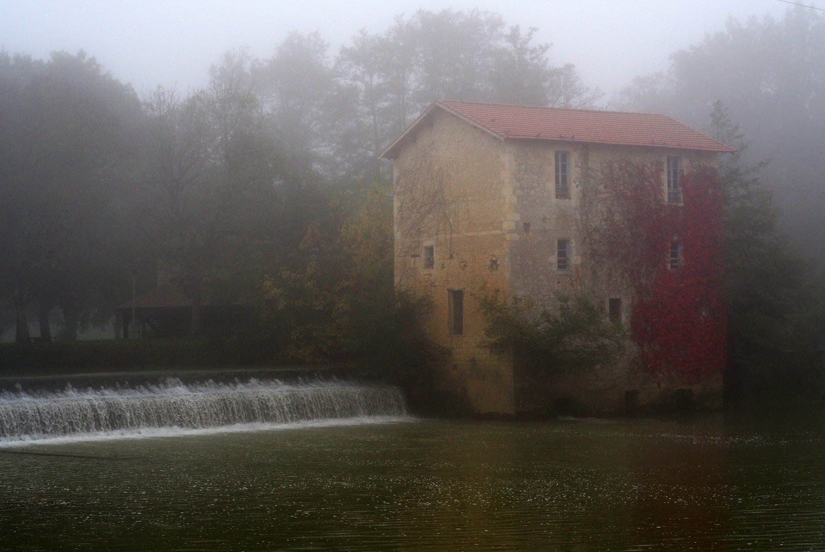 Brume sur la chute et la rivière