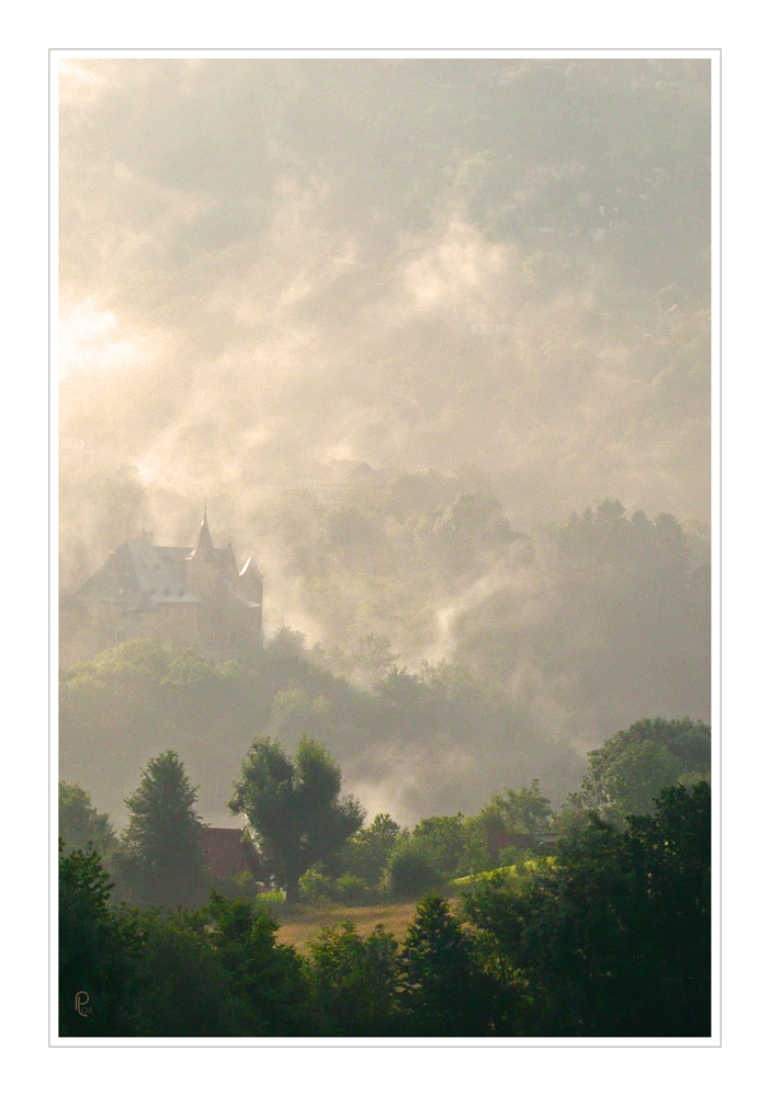 brumes du matin sur le château