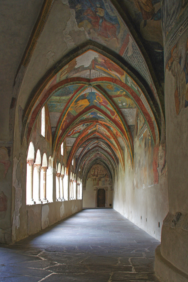 Bruneck , Kloster Durchblick