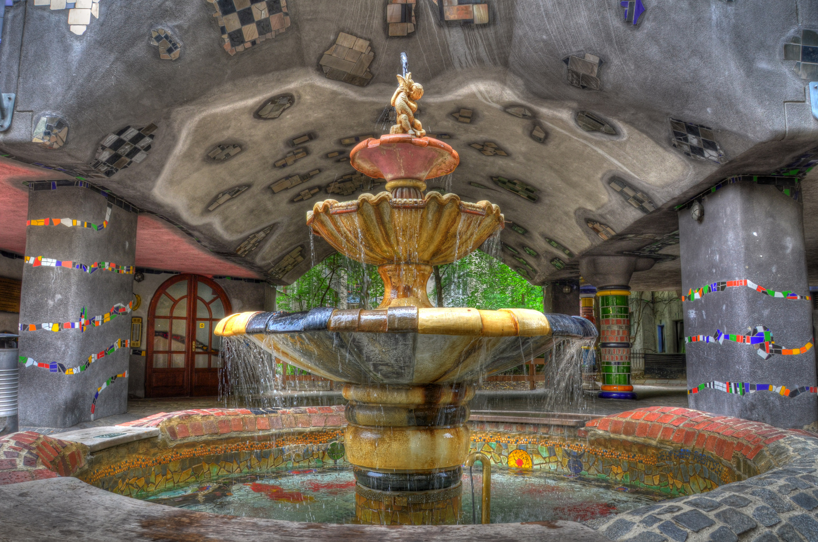 Brunnen am Hundertwasserhaus in Wien