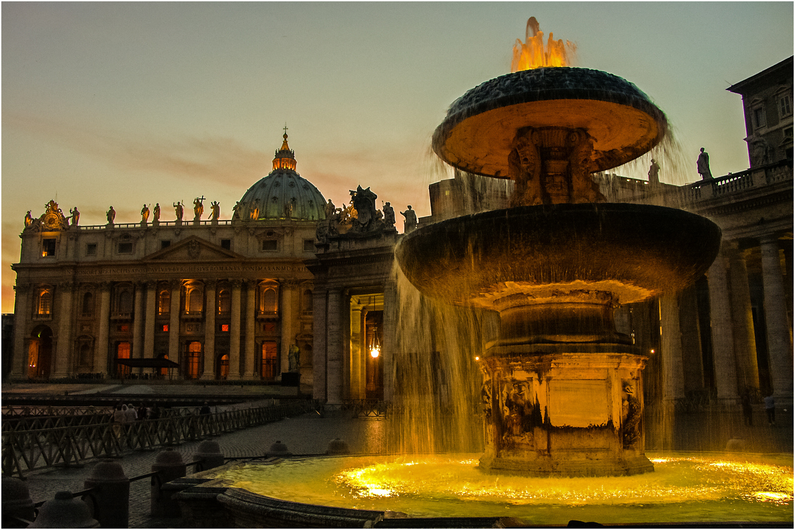 Brunnen am Petersplatz in Rom , Rom 2004