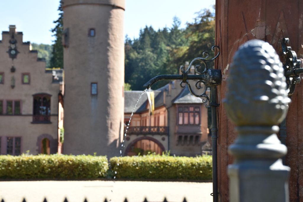 Brunnen am Schloss Mespelbrunn