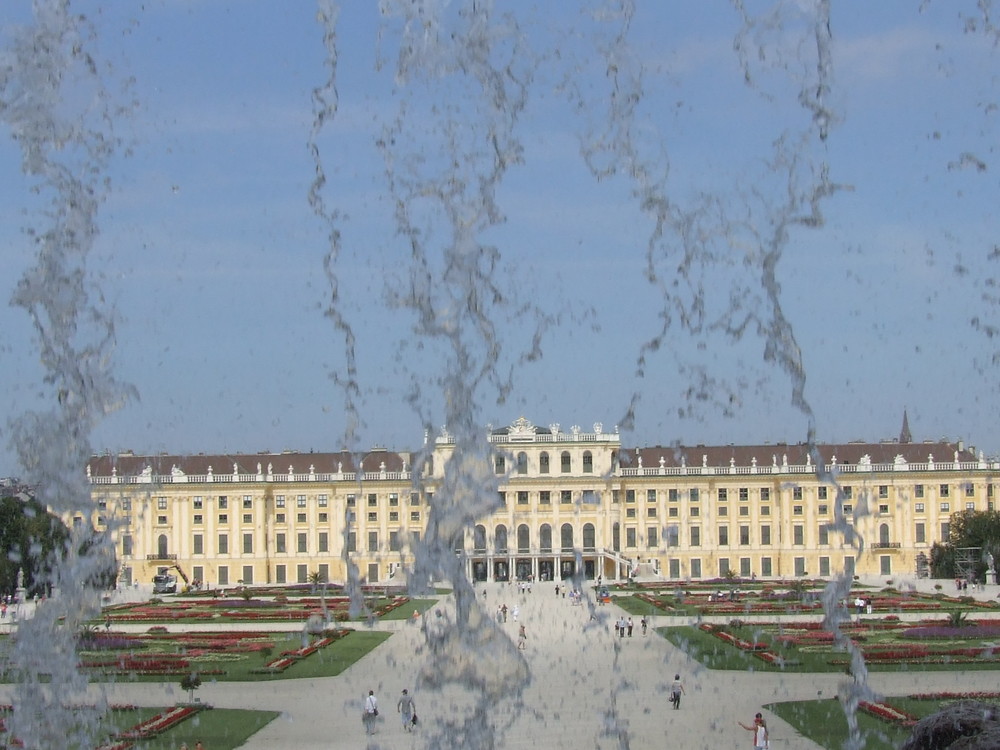 Brunnen am Schloß Schönbrunn Wien