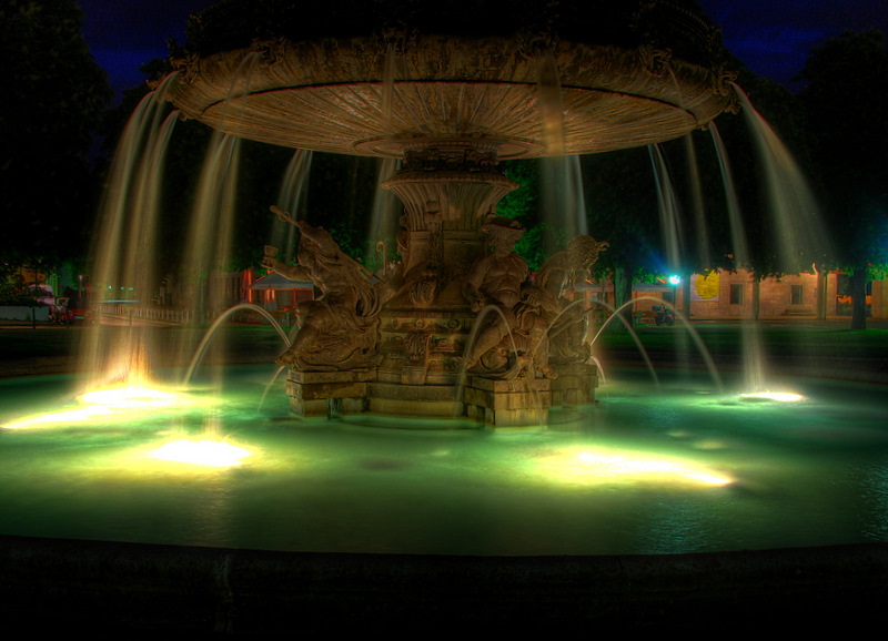 Brunnen am Schlossplatz by burmafu 