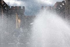 Brunnen am Stachus mit Karlstor