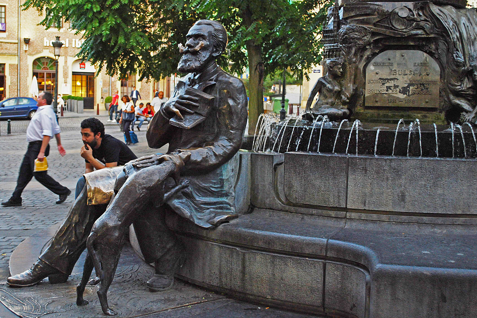 Brunnen auf dem Grass-Markt in Brüssel mit Bronzeskulptur