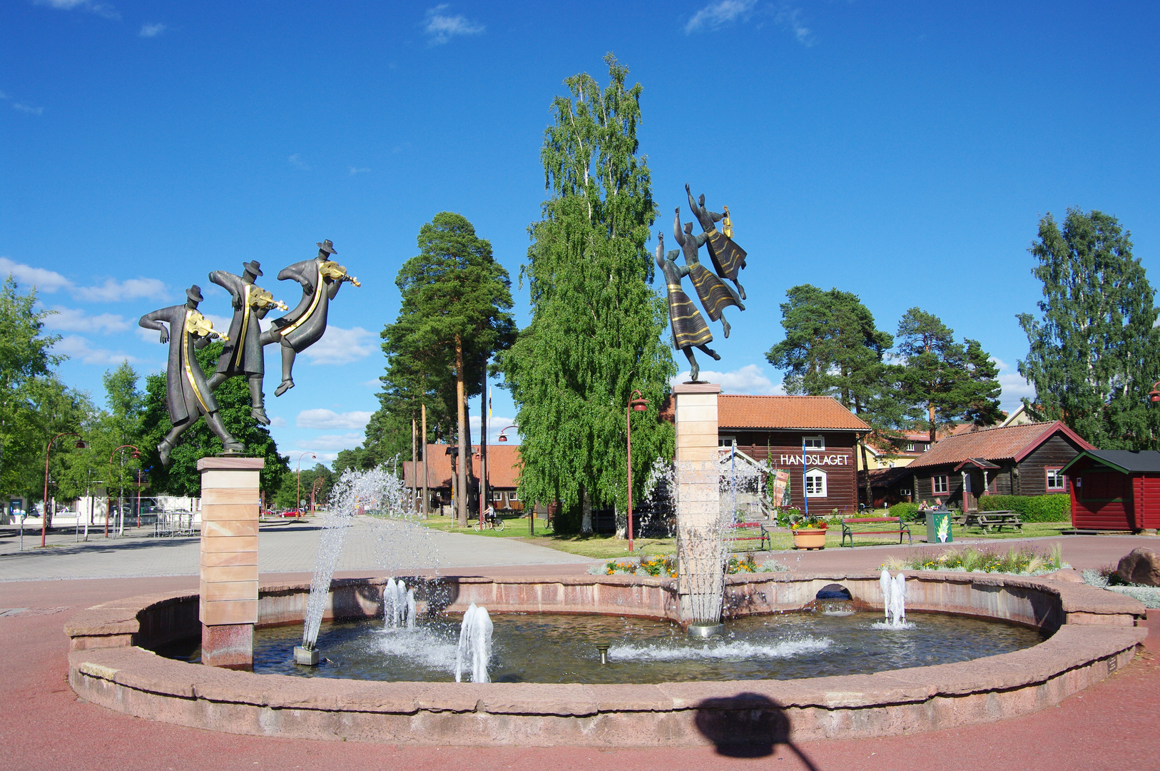 Brunnen auf dem Marktplatz von Rättvik am Siljansee (Dalarna, Schweden)