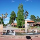 Brunnen auf dem Marktplatz von Rättvik am Siljansee (Dalarna, Schweden)