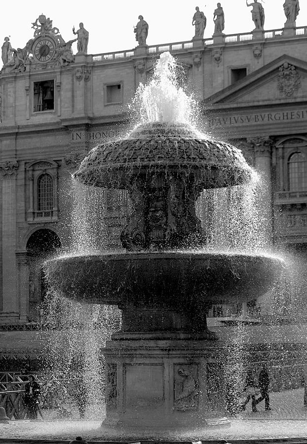 Brunnen auf dem Petersplatz im Gegenlicht