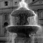 Brunnen auf dem Petersplatz im Gegenlicht