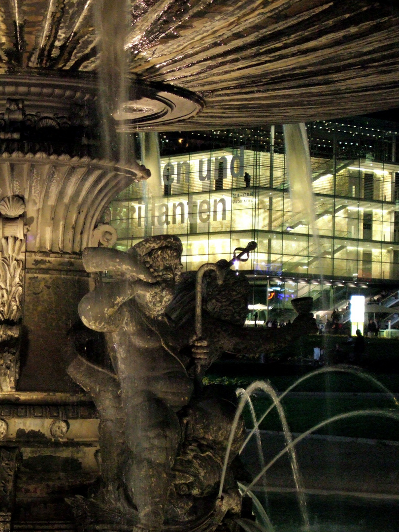 Brunnen auf dem Schlossplatz mit Blick auf das Kunstmuseum