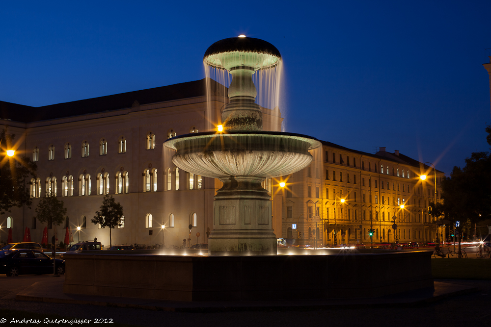 Brunnen auf der Leopoldstasse in München