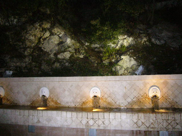 Brunnen auf Kreta bei Nacht