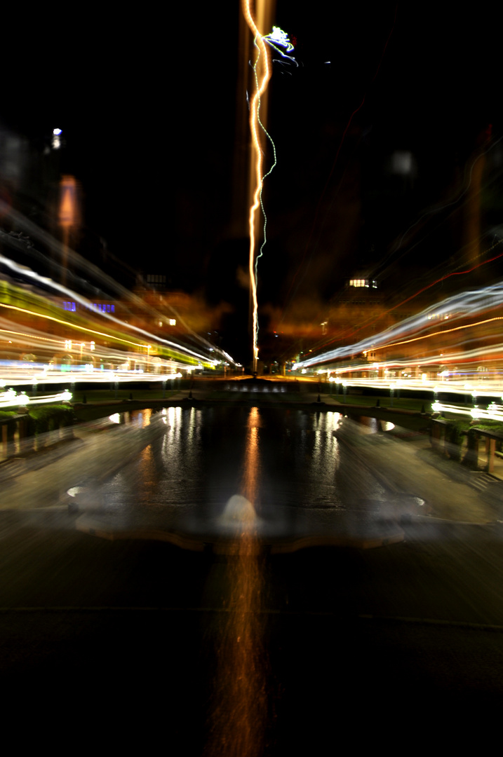 Brunnen bei Nacht