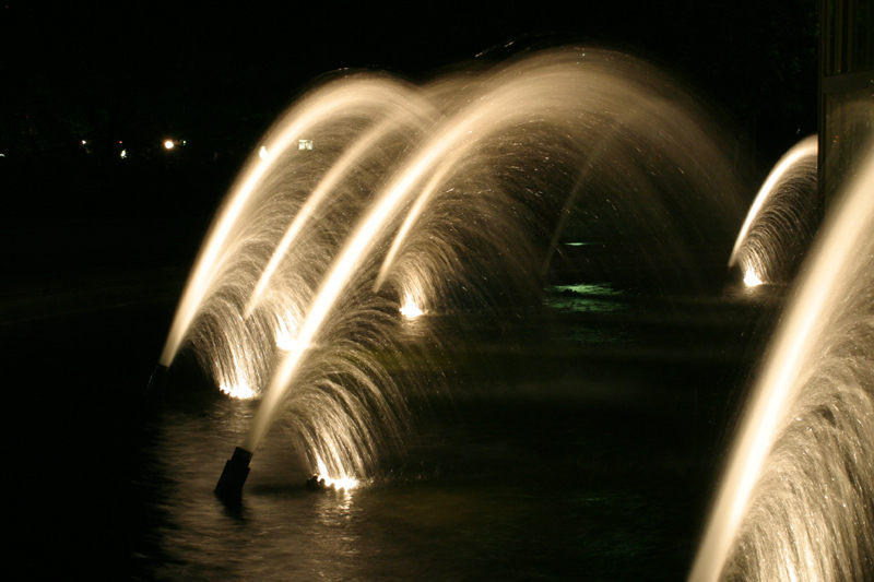 Brunnen bei Nacht