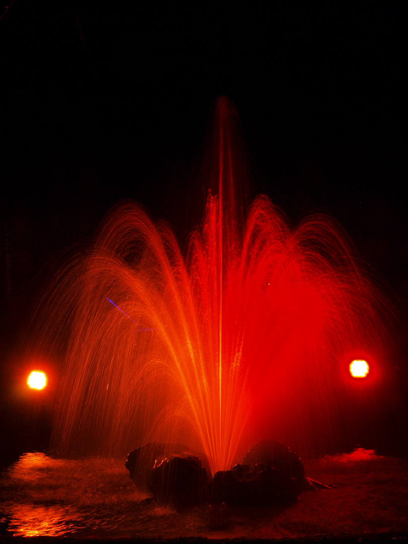 Brunnen bei Nacht