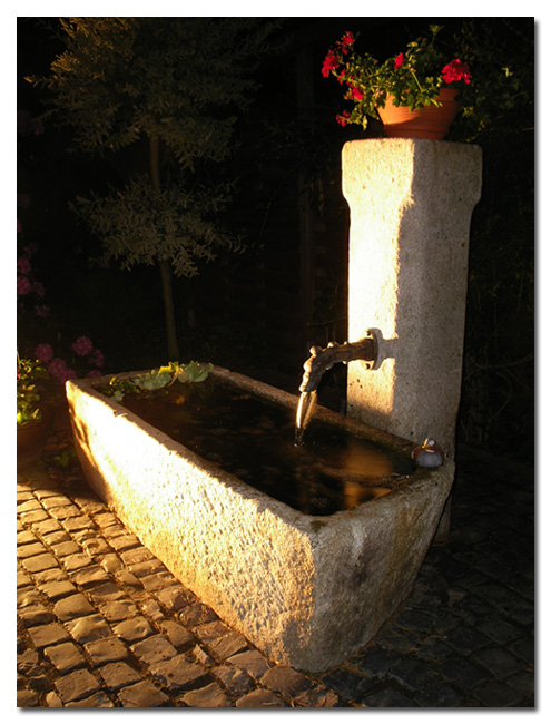 Brunnen bei Nacht