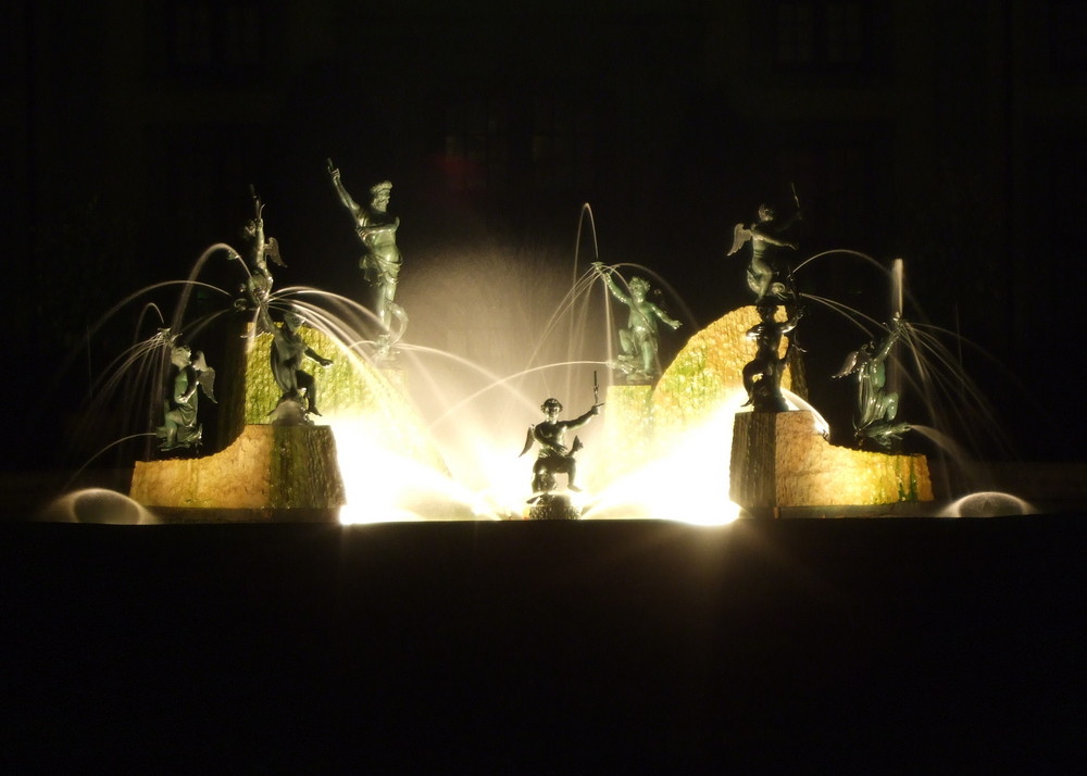 Brunnen bei Nacht (2)