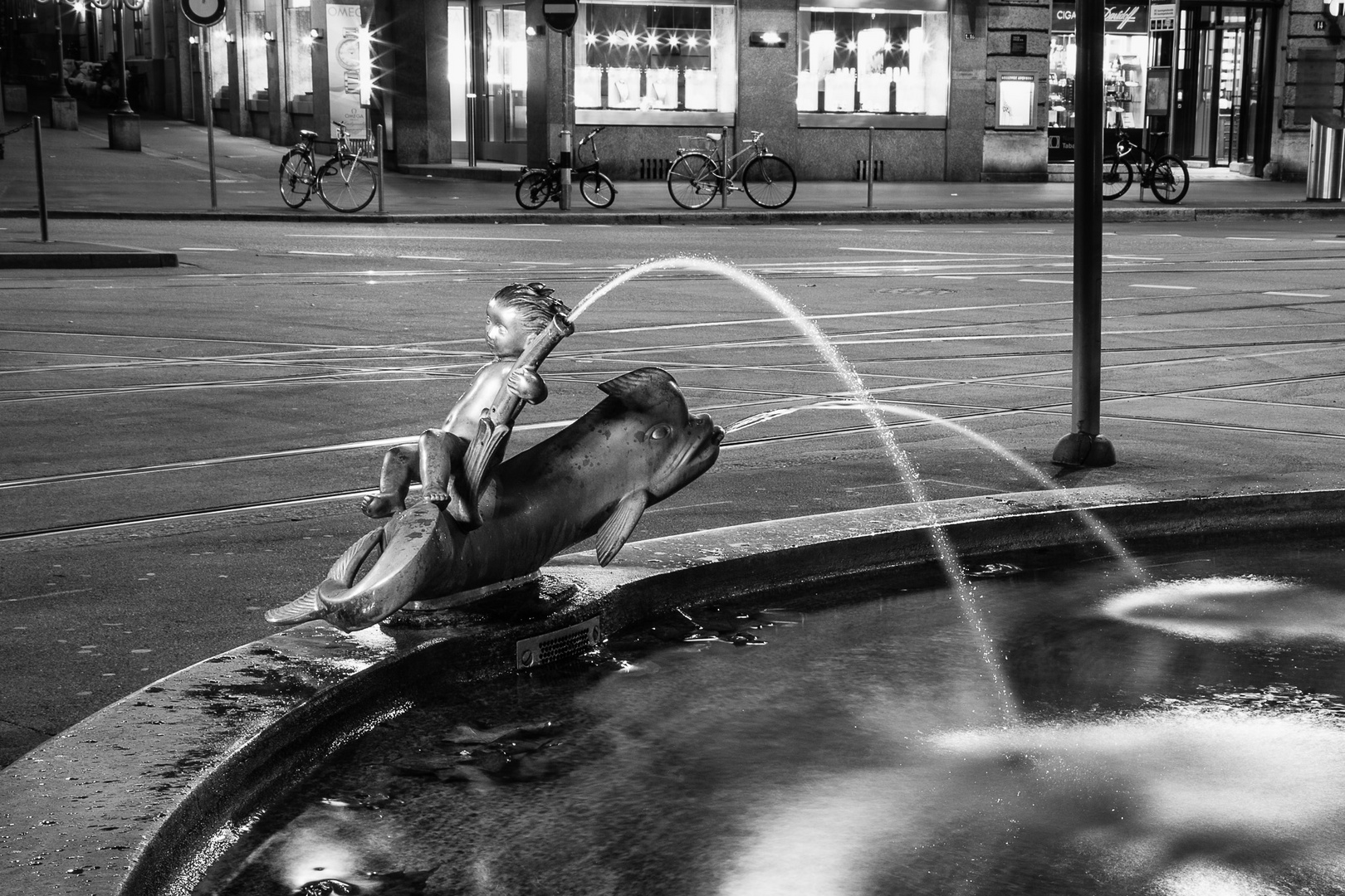 Brunnen bei Nacht