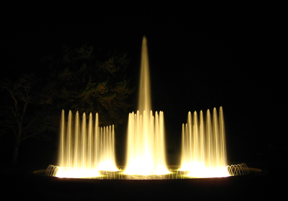 Brunnen bei Nacht