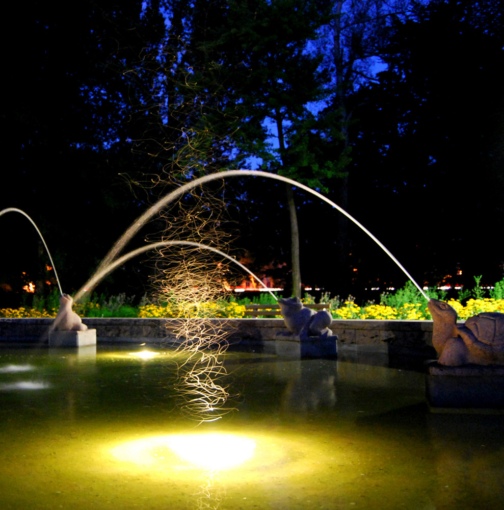 Brunnen bei Nacht