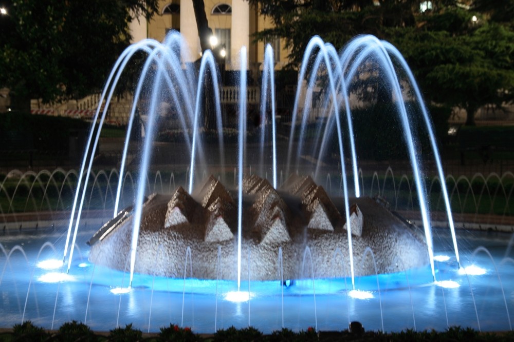 Brunnen bei Nacht