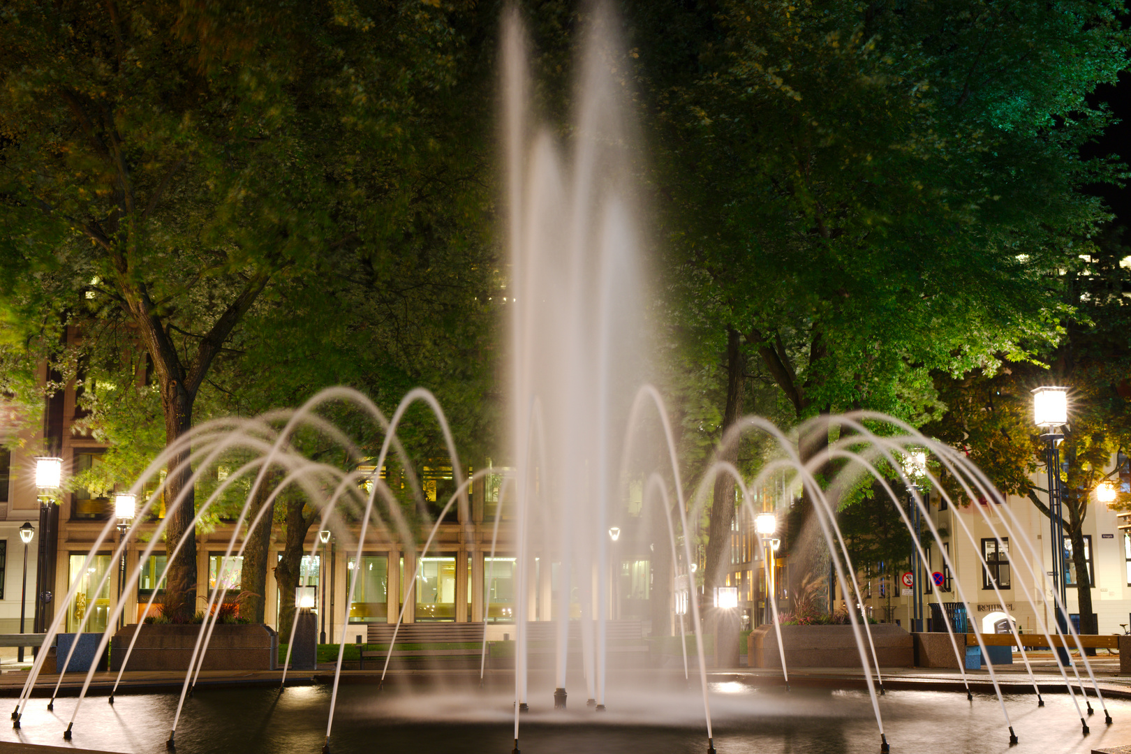 Brunnen bei Nacht