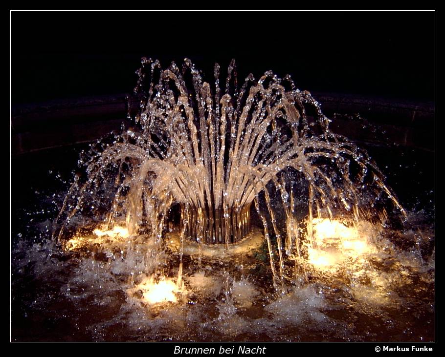 Brunnen bei Nacht