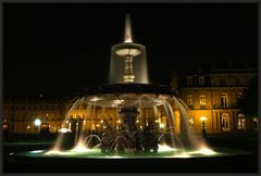 Brunnen bei Nacht