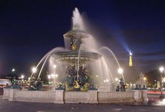 Brunnen bei Nacht