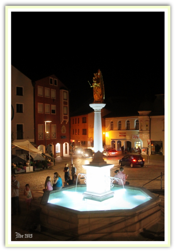 Brunnen bei Nacht