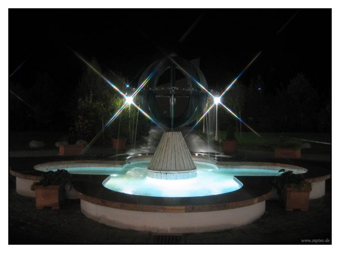 Brunnen bei Nacht