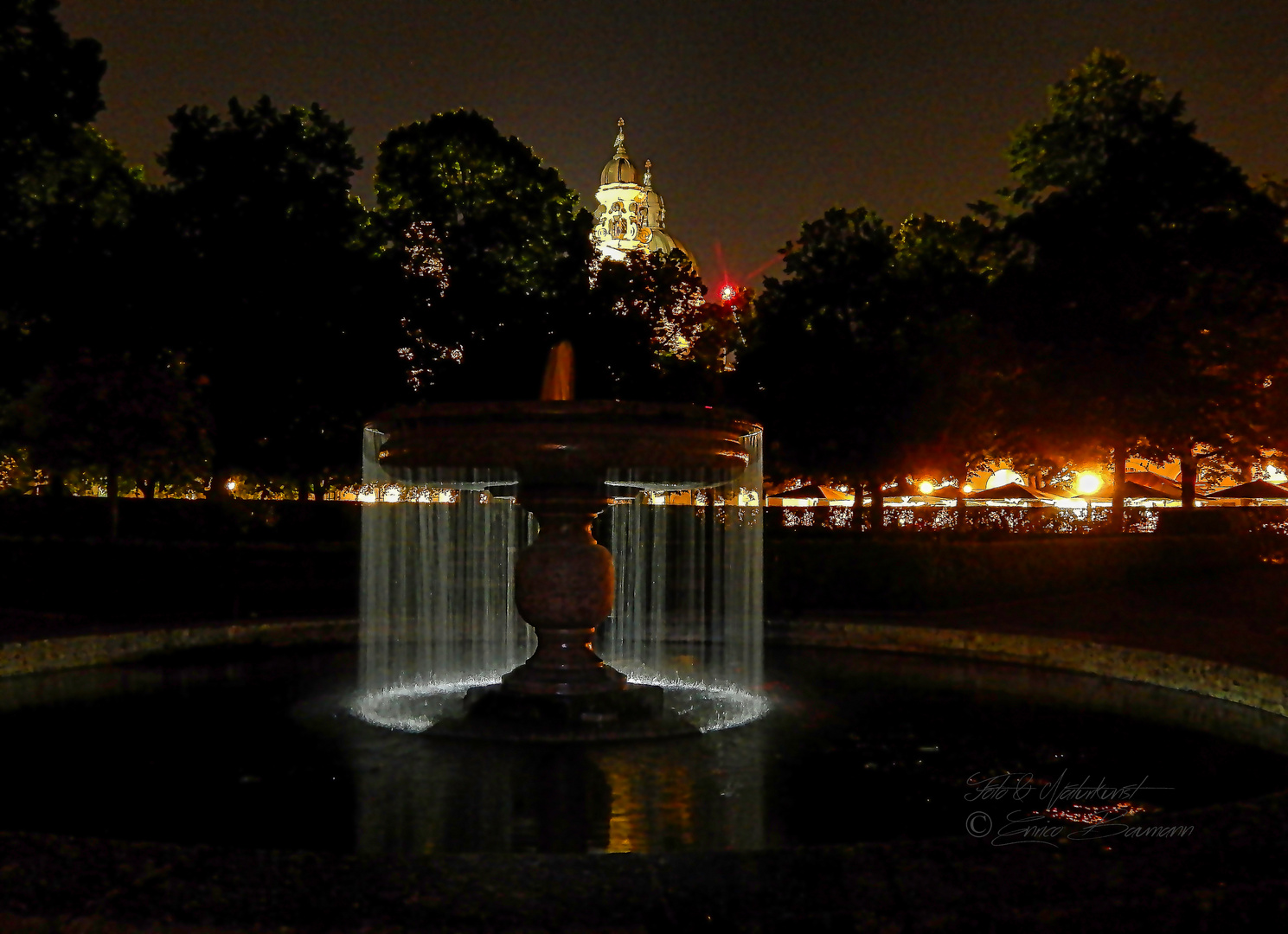 Brunnen bei Nacht im Hofgarten München