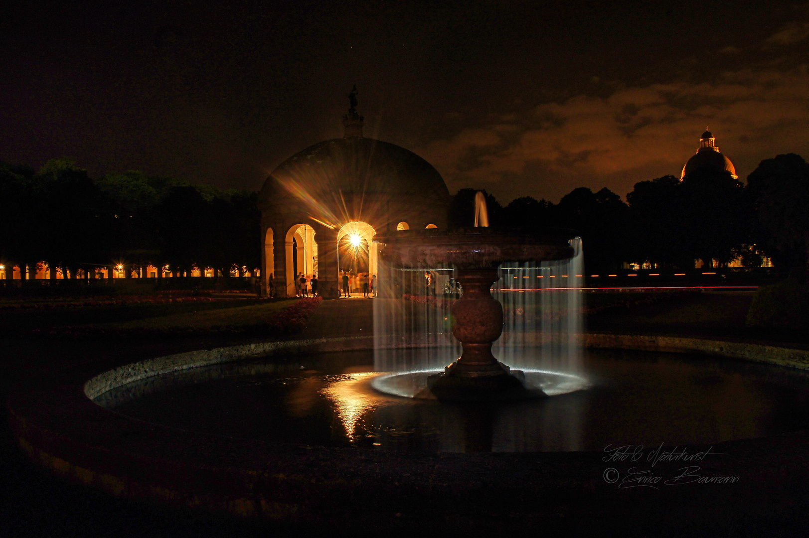 Brunnen bei Nacht im Hofgarten München