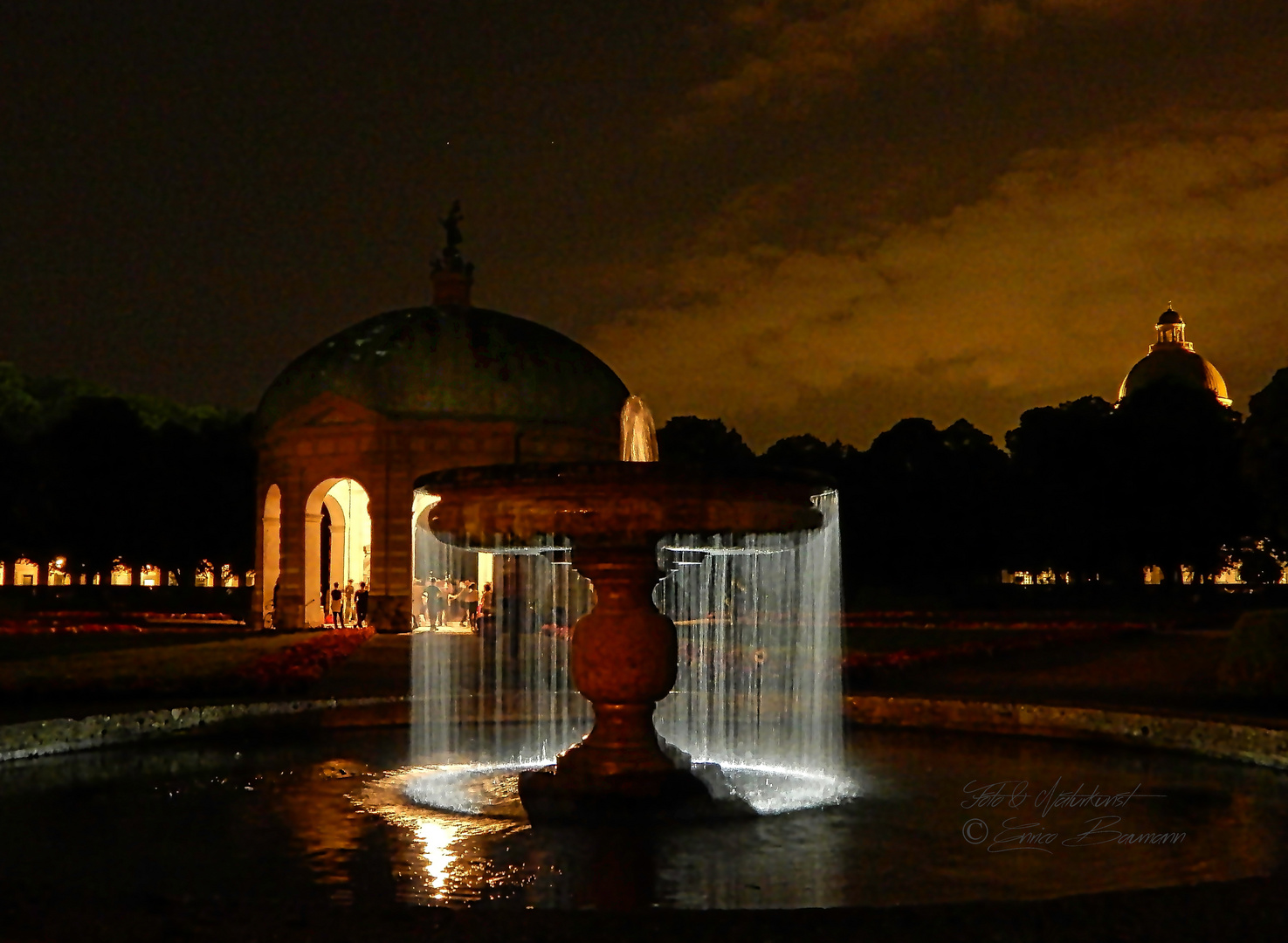 Brunnen bei Nacht im Hofgarten München