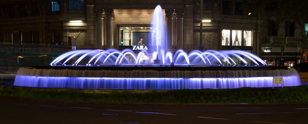 Brunnen bei Nacht in Barcelona